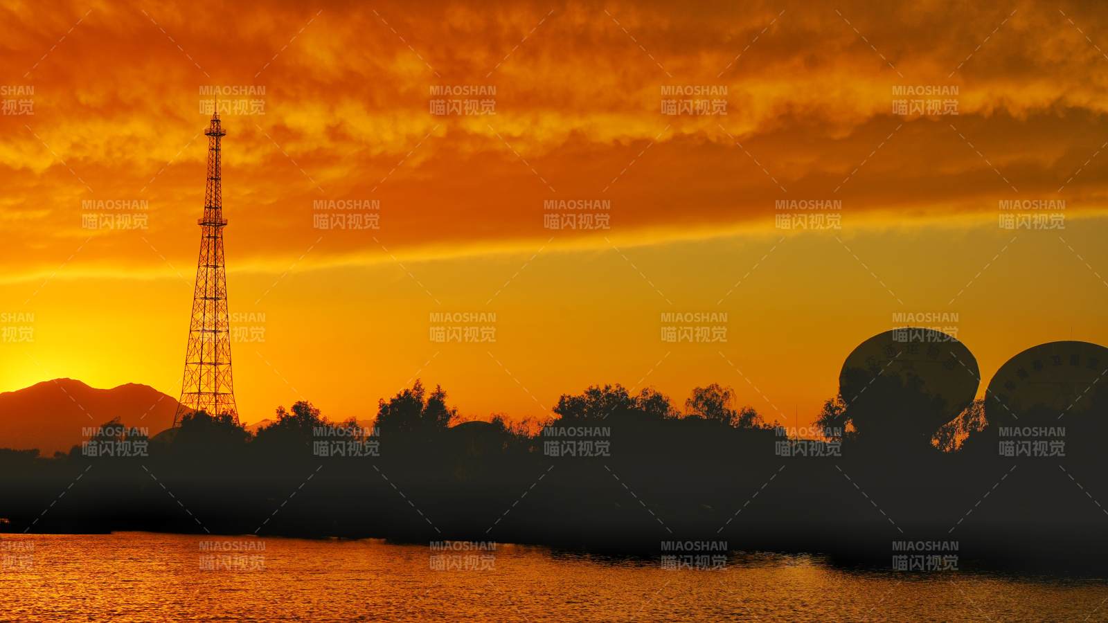 夕阳下的塔与湖