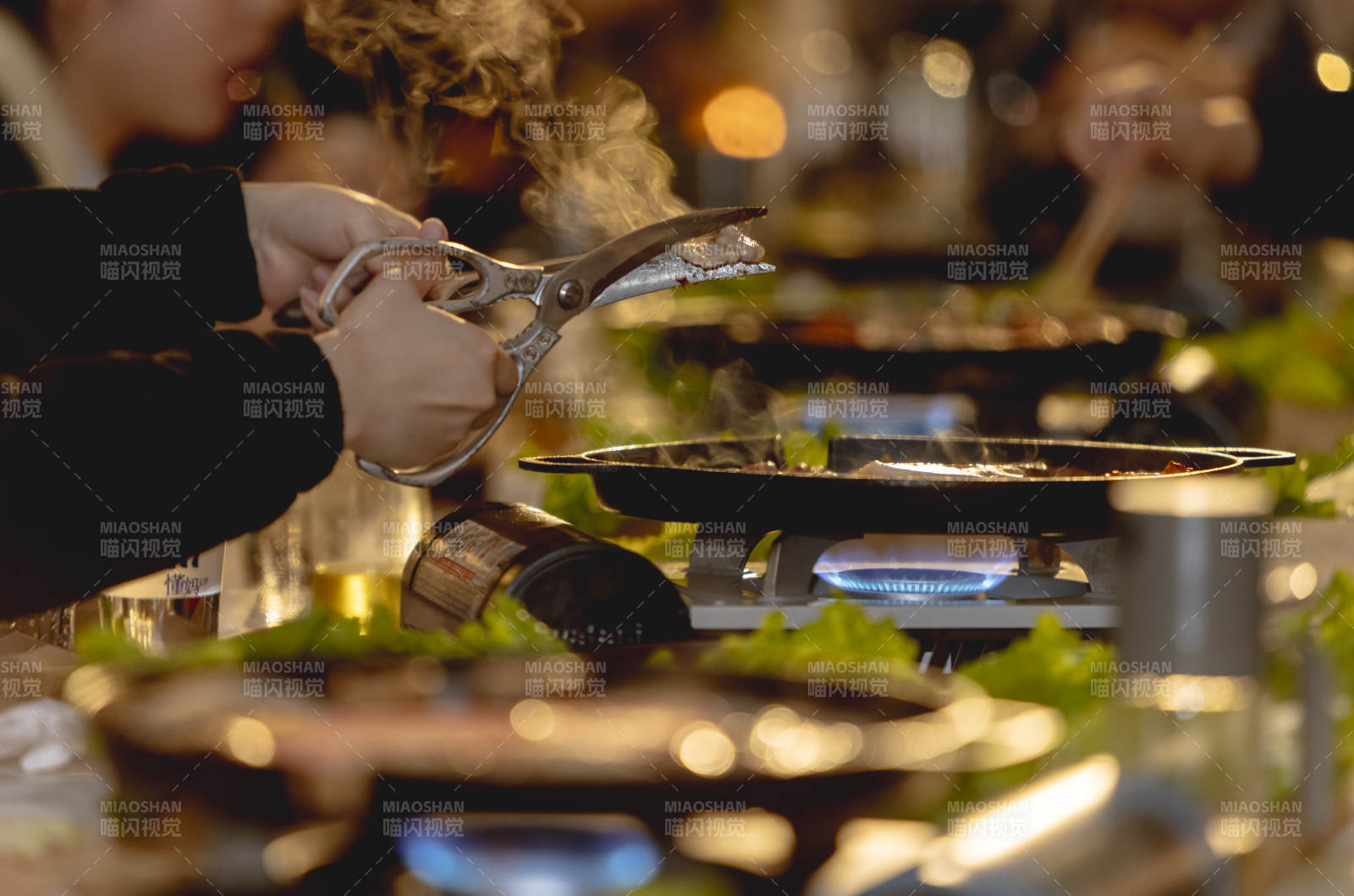 烟火缭绕的烹饪瞬间