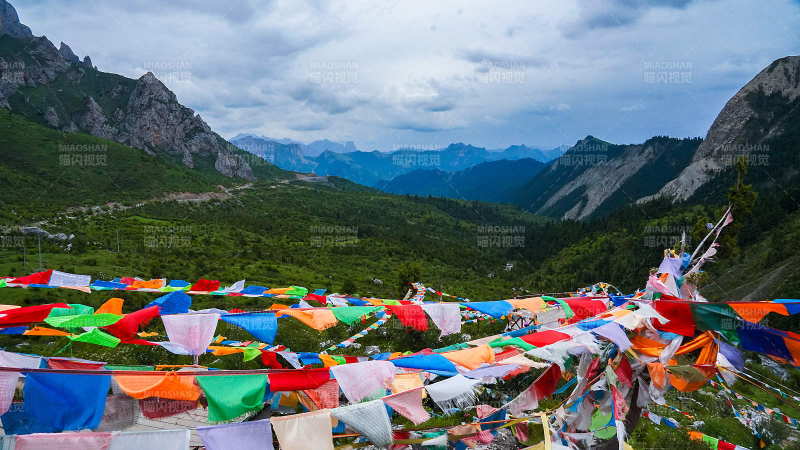 洛克之路经幡飘扬山间