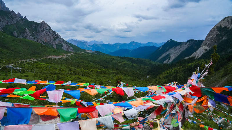 洛克之路经幡飘扬山间