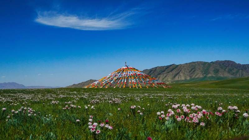 祁连花海彩塔映山峦