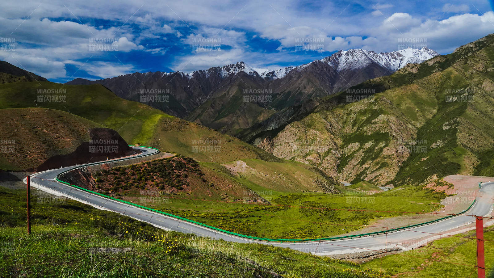 祁连山雪山环抱的蜿蜒公路