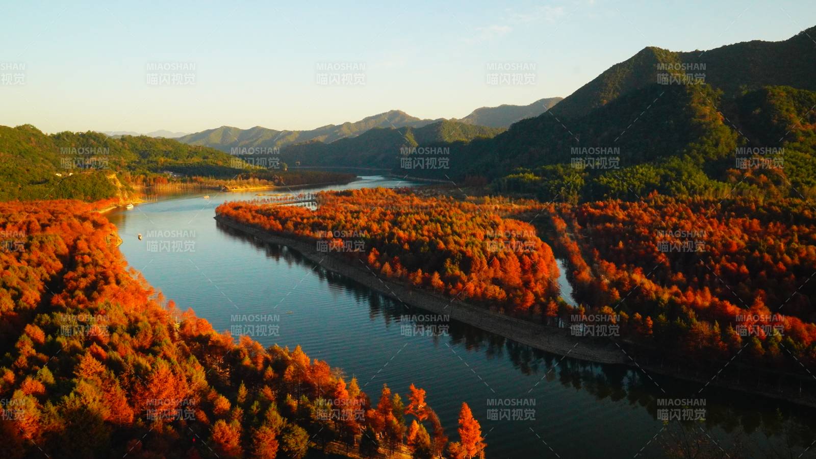 秋色映河山位于宁国市