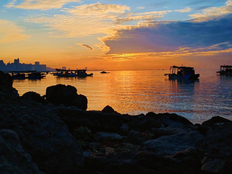 夕阳下的海港剪影 海岸 小船