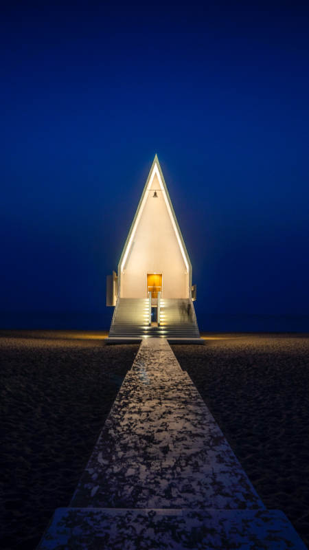 夜幕下的三角灯塔