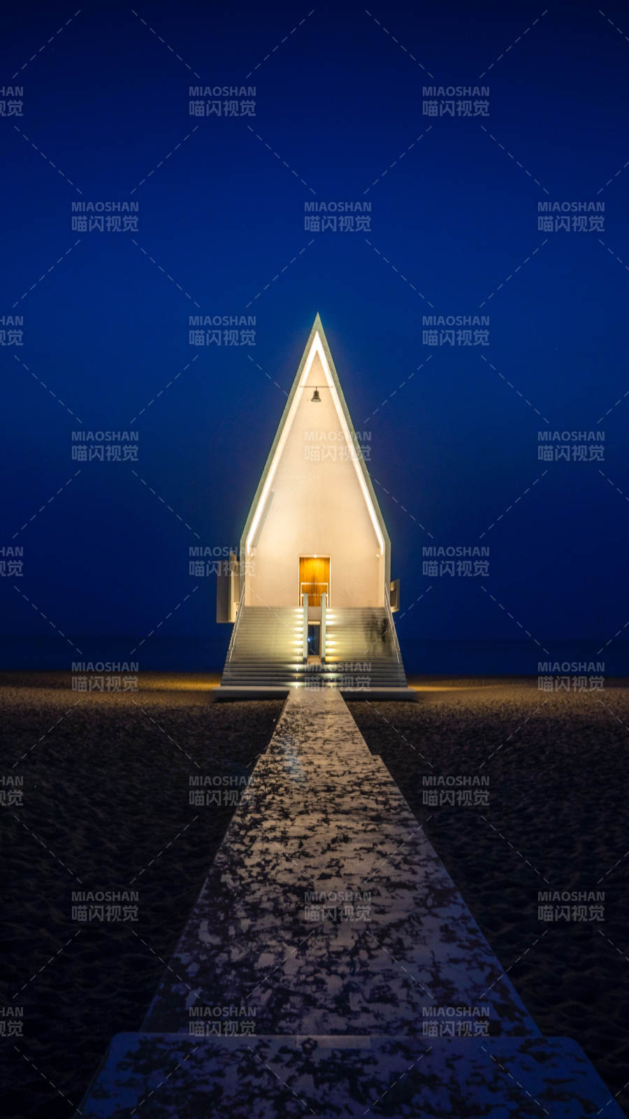 夜幕下的三角灯塔