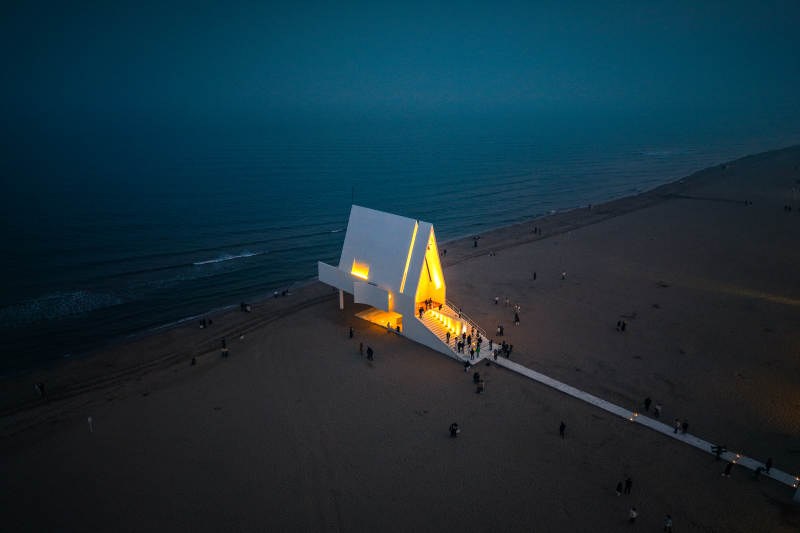 海边发光的三角建筑