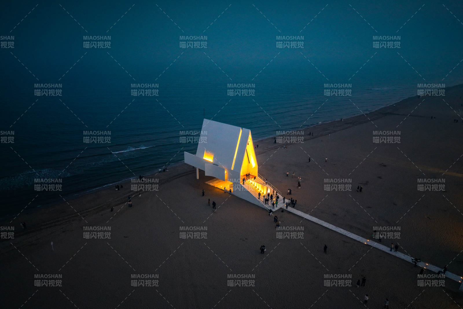 海边发光的三角建筑