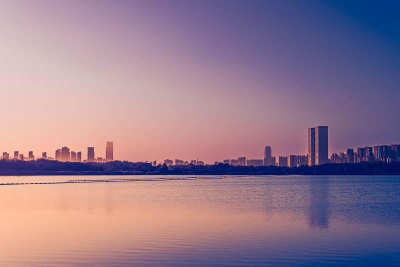 湖畔城市暮色方兴湖