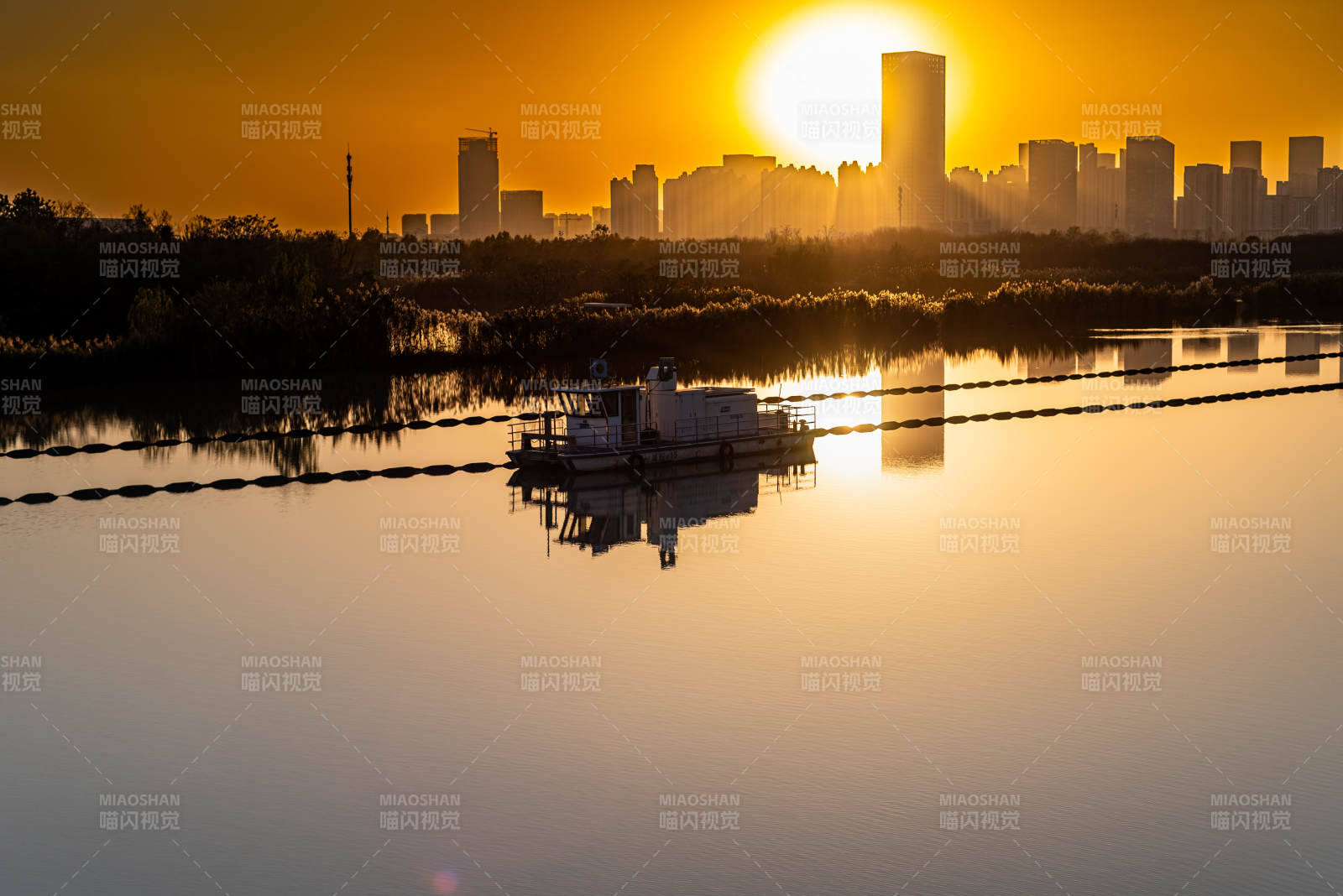 夕阳下的城市倒影金融中心