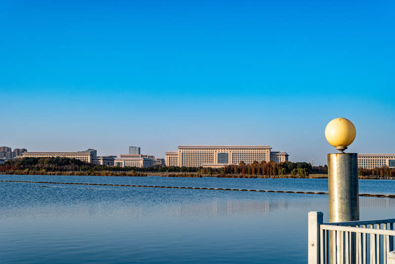 湖畔建筑风光远处的安徽省政府