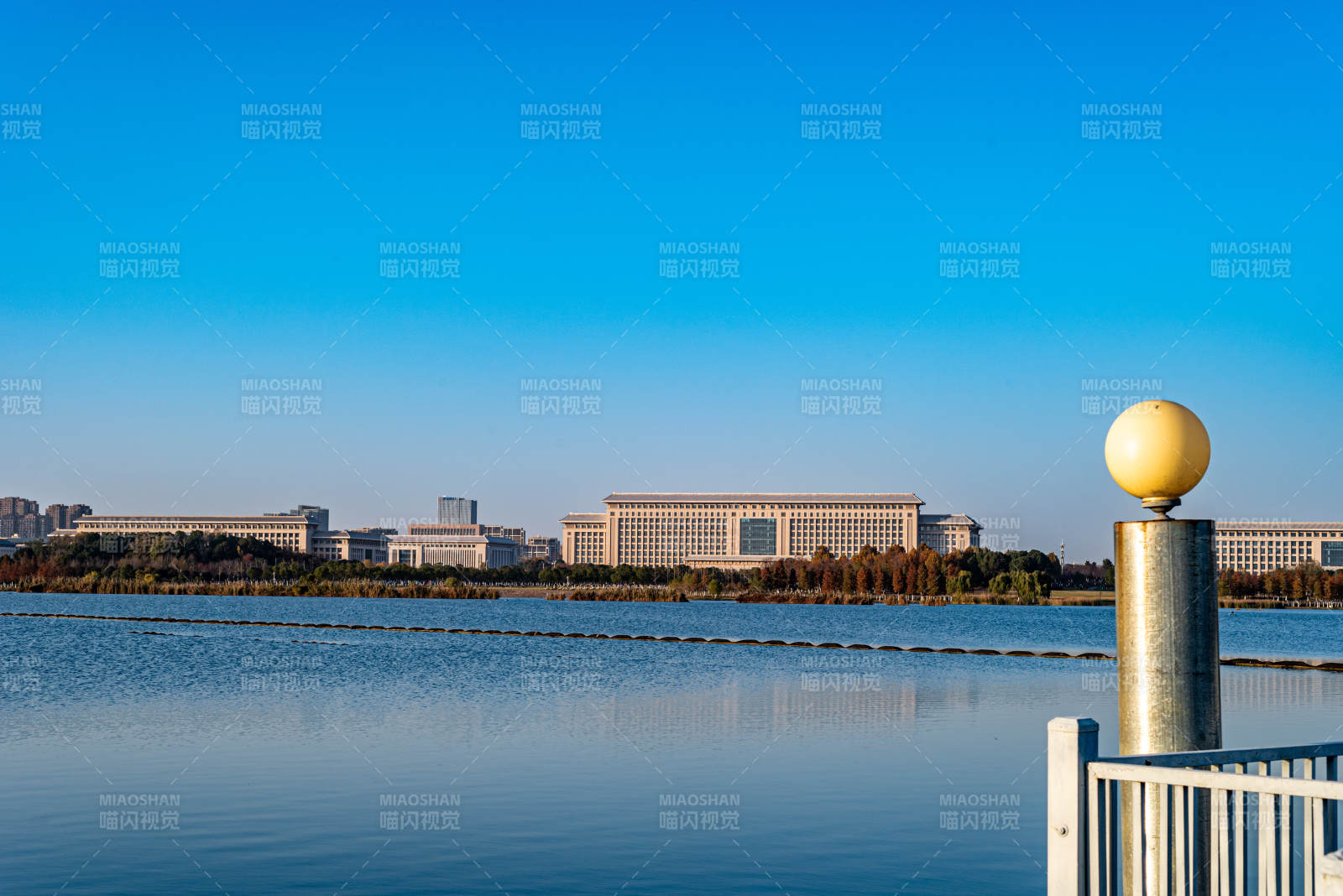 湖畔建筑风光远处的安徽省政府