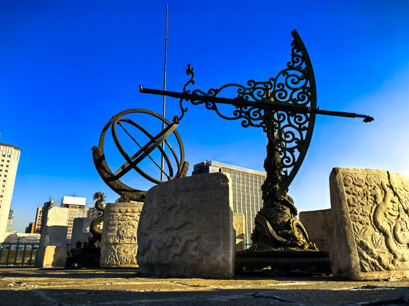 北京古观象台古铜日晷映蓝天