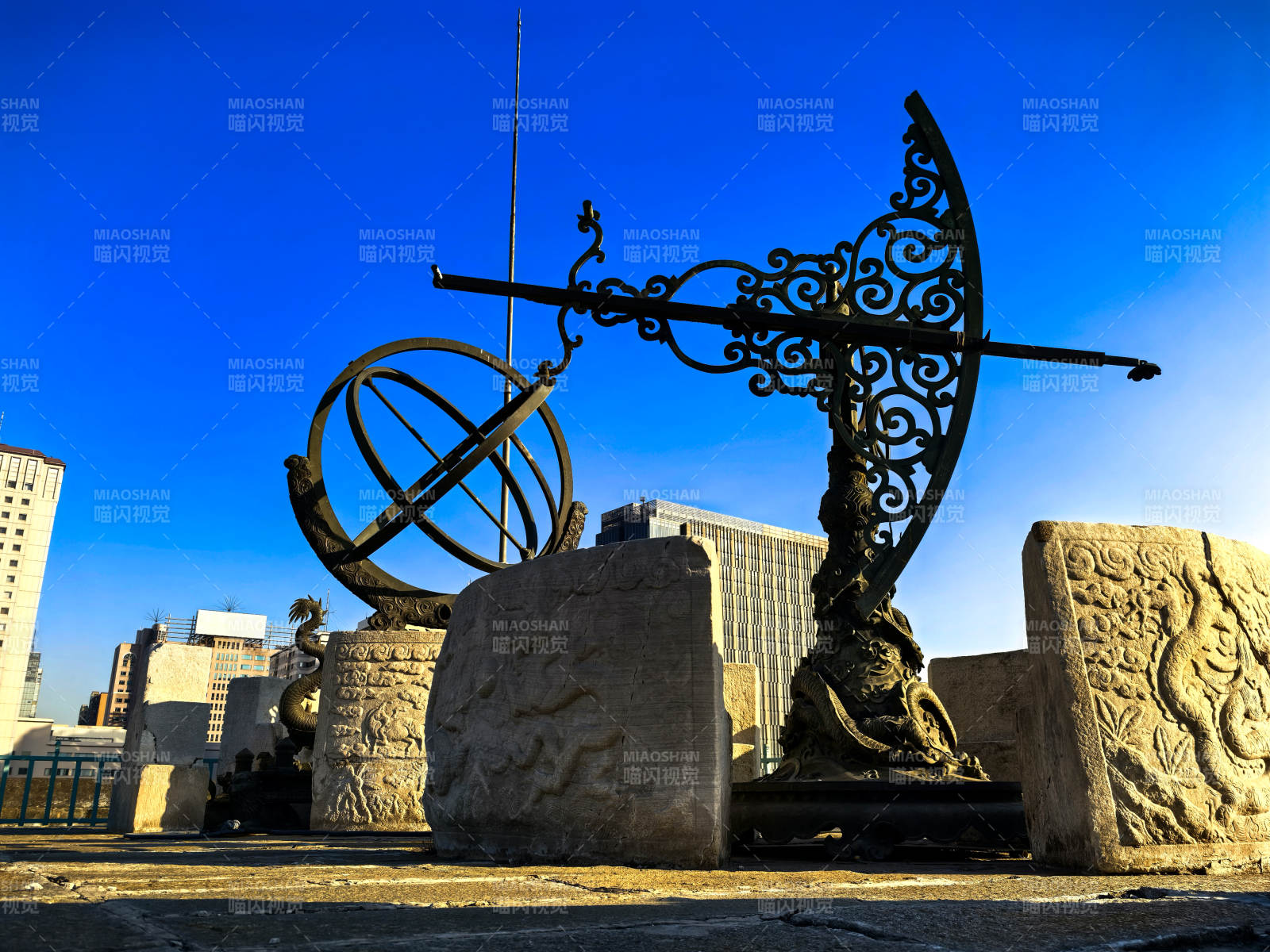 北京古观象台古铜日晷映蓝天