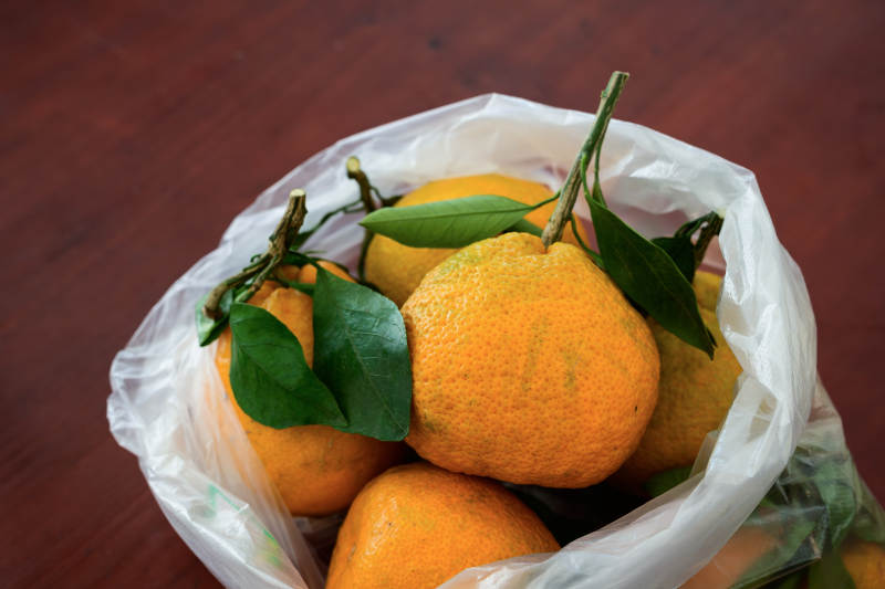 袋装的的带叶柑橘