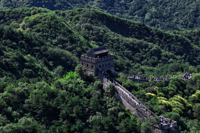 长城蜿蜒入山林