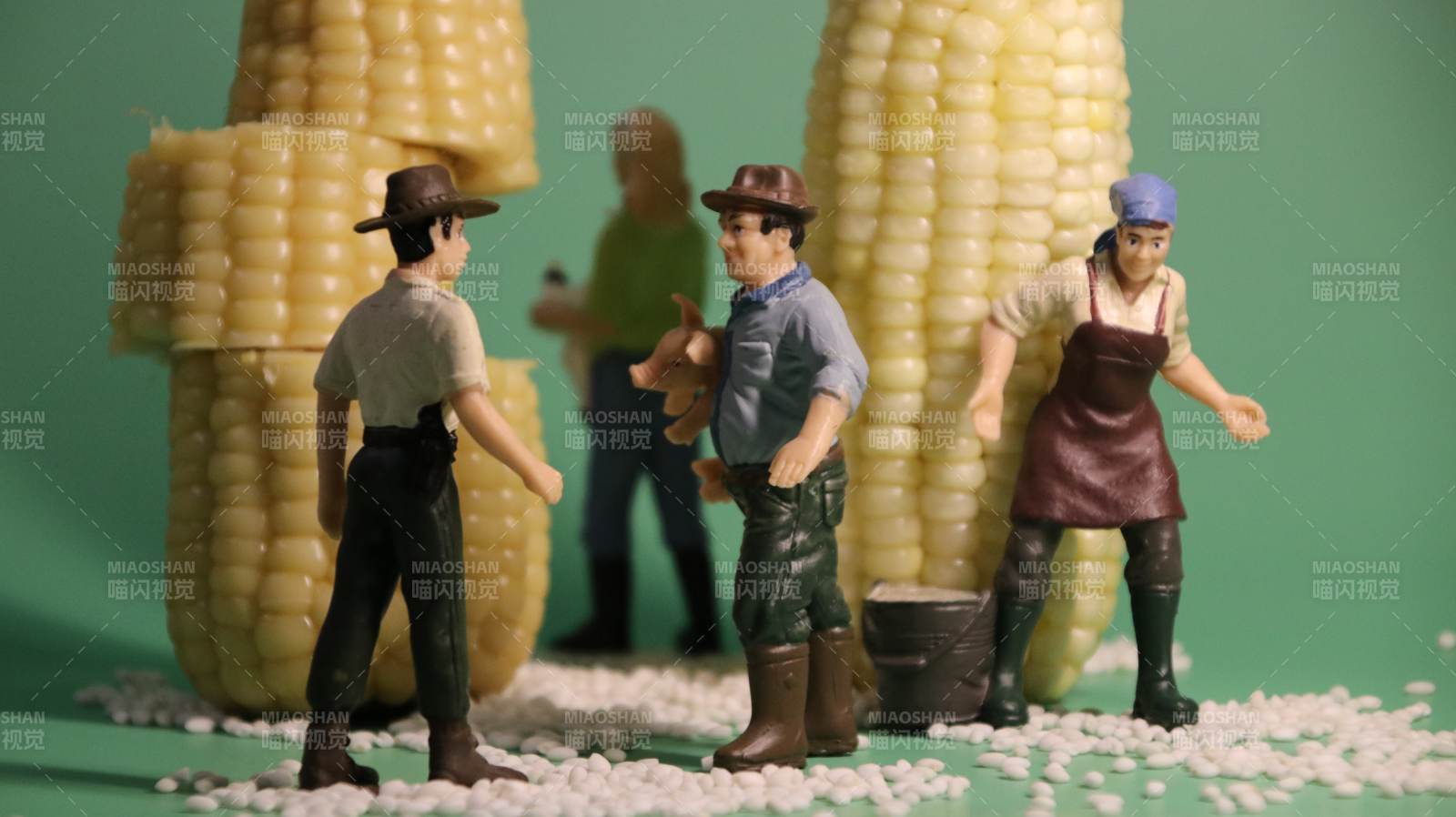 玉米地里的小人偶
