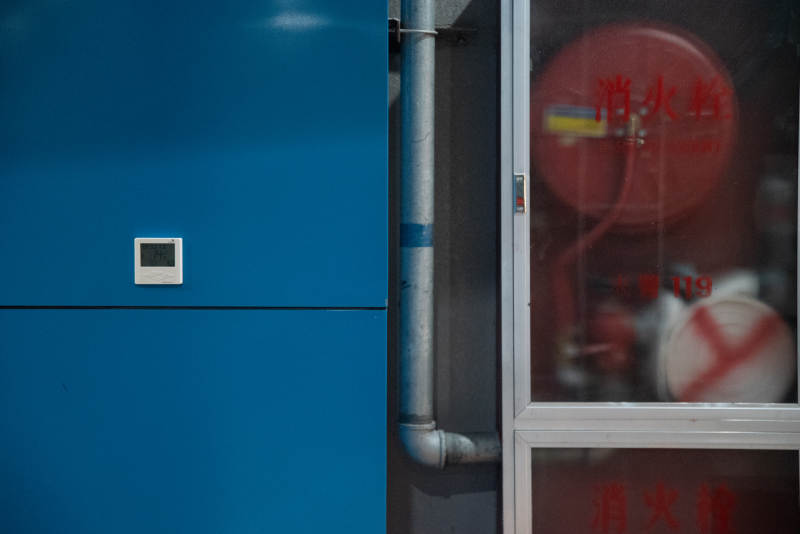蓝色柜与消防设备