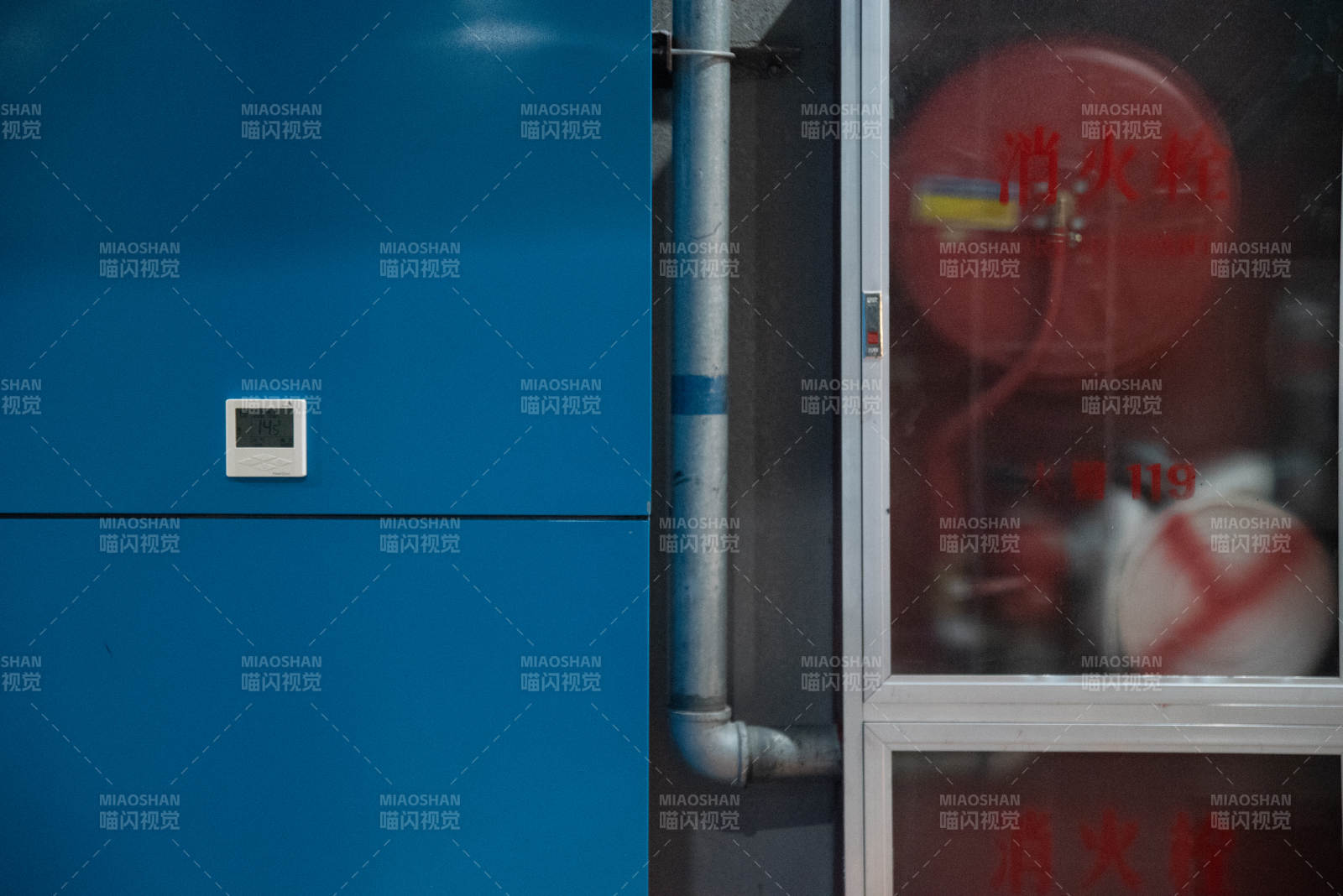 蓝色柜与消防设备