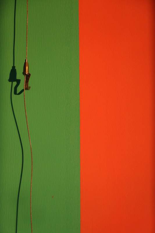 绿红墙上的电线
