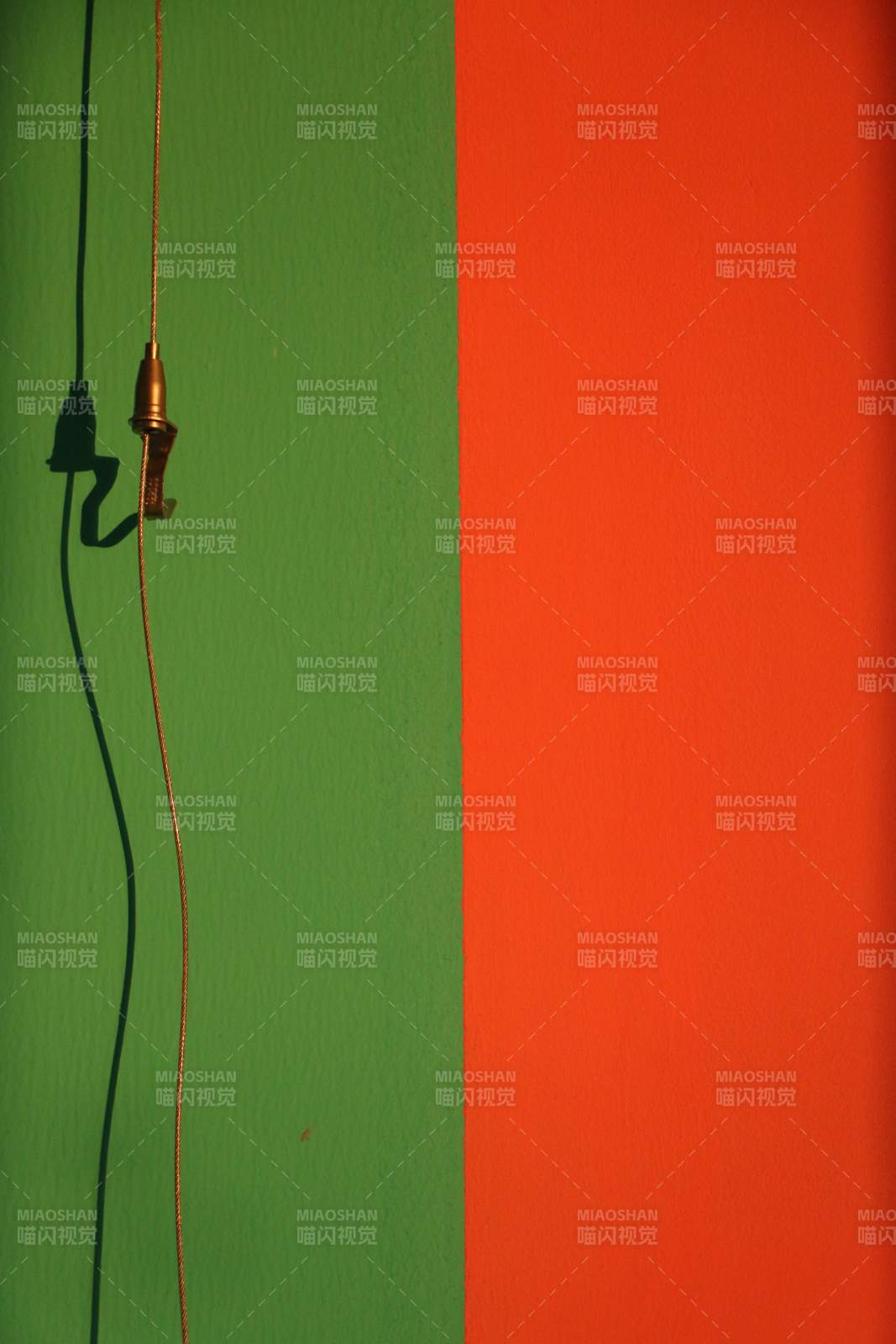 绿红墙上的电线