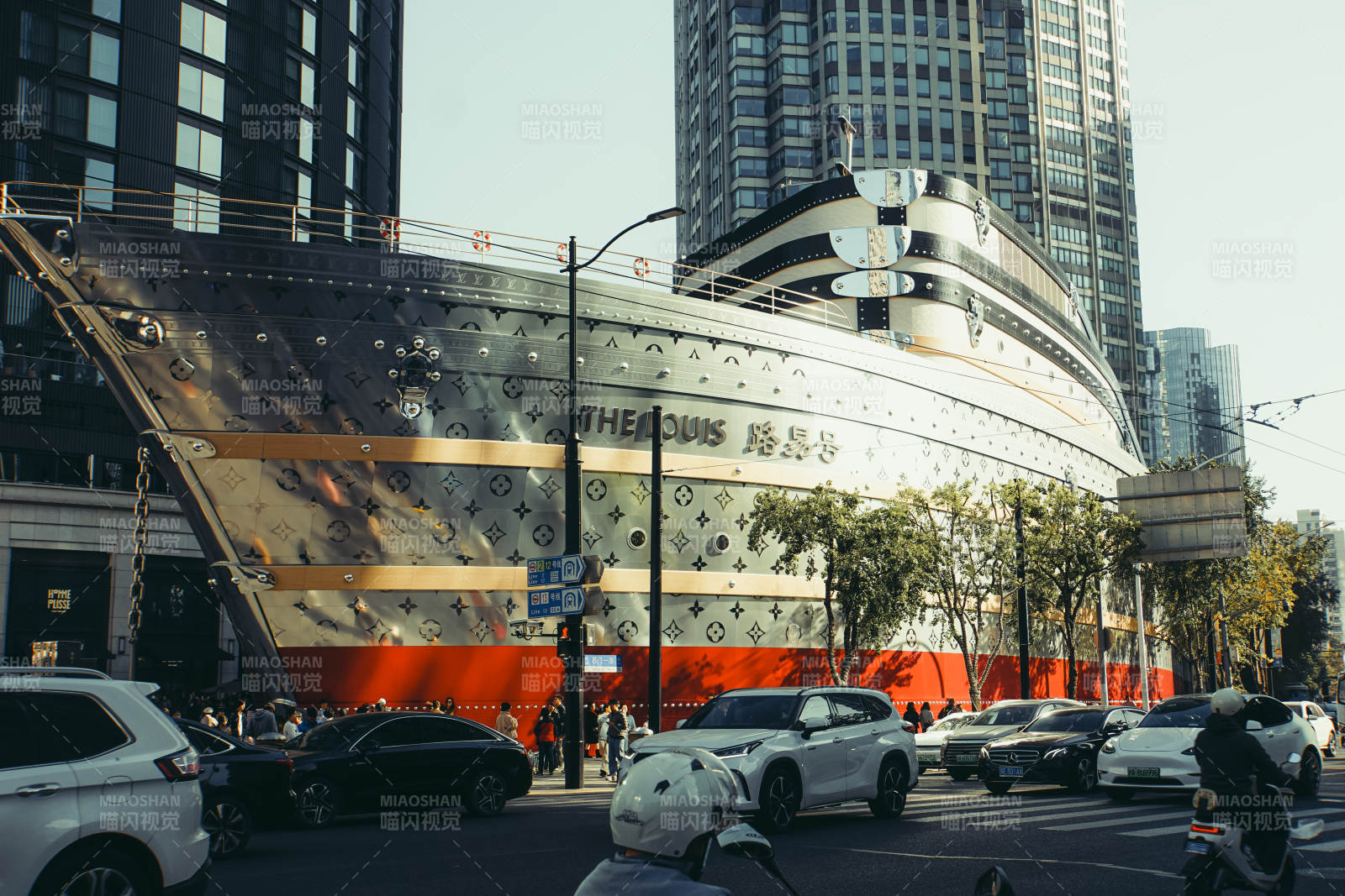 上海城市中的LV巨轮