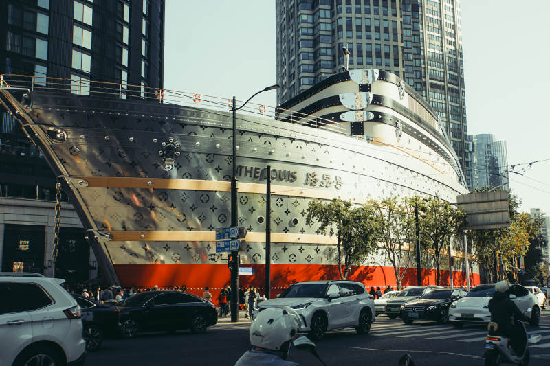 上海城市中的LV巨轮