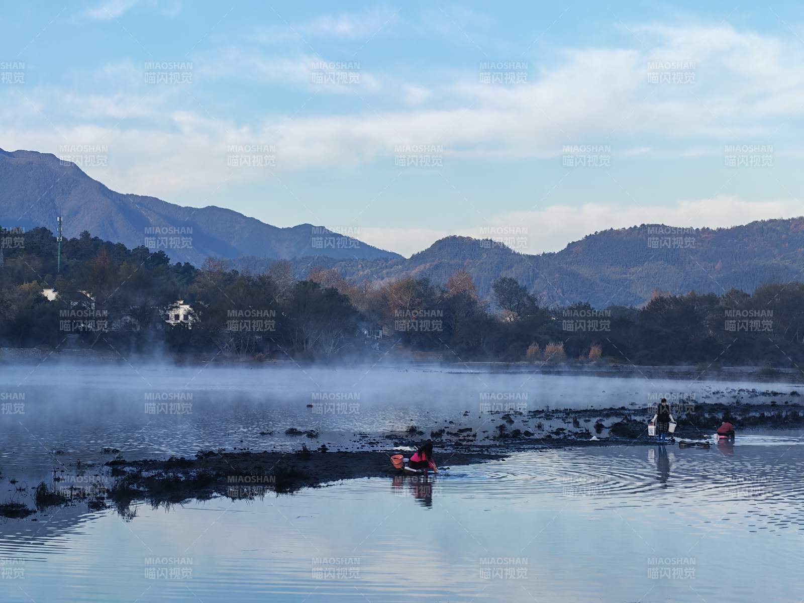 桃花潭畔晨雾山影