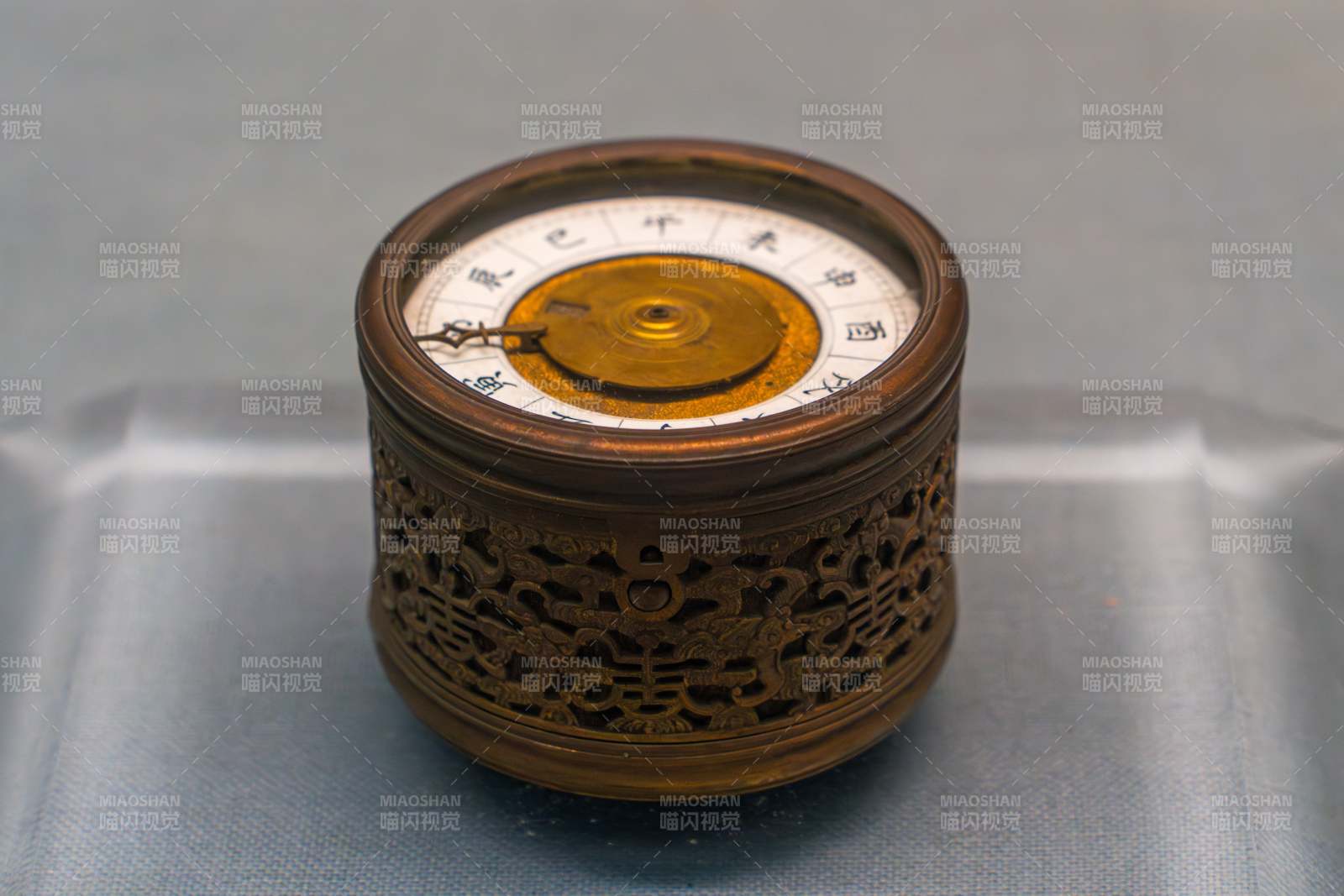 广东省博物馆展示的古典计时器古铜镂空香炉