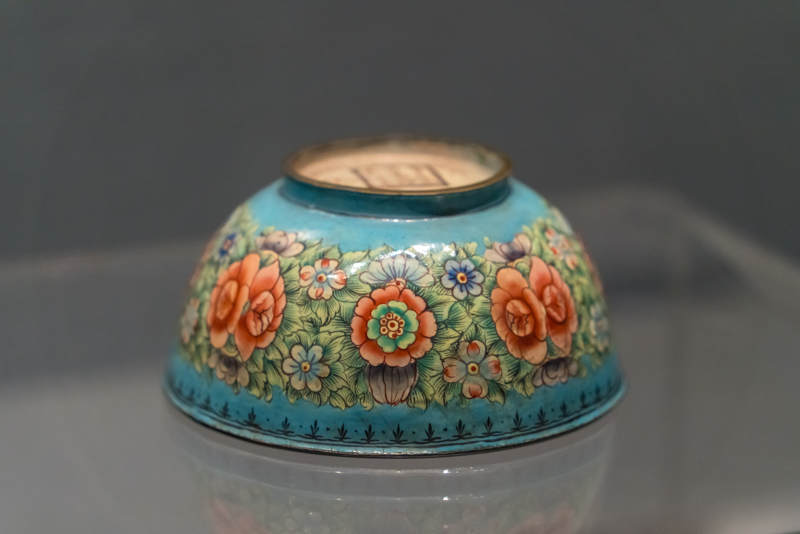 广东省博物馆藏清代铜胎画珐琅彩绘花卉瓷碗