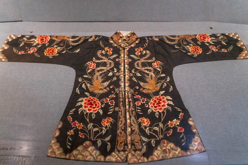 广东省博物馆民国时期黑缎广绣风纹女衫