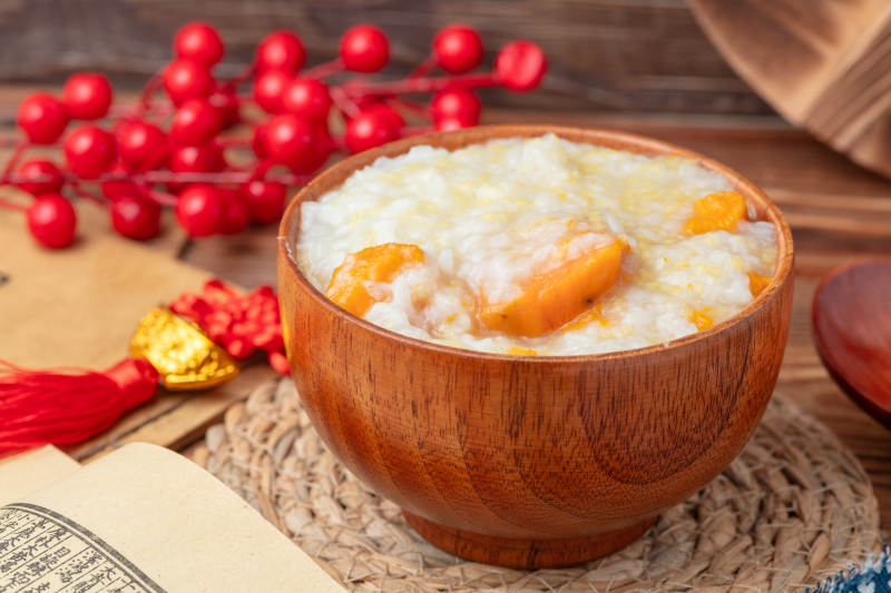 木碗小米红薯粥