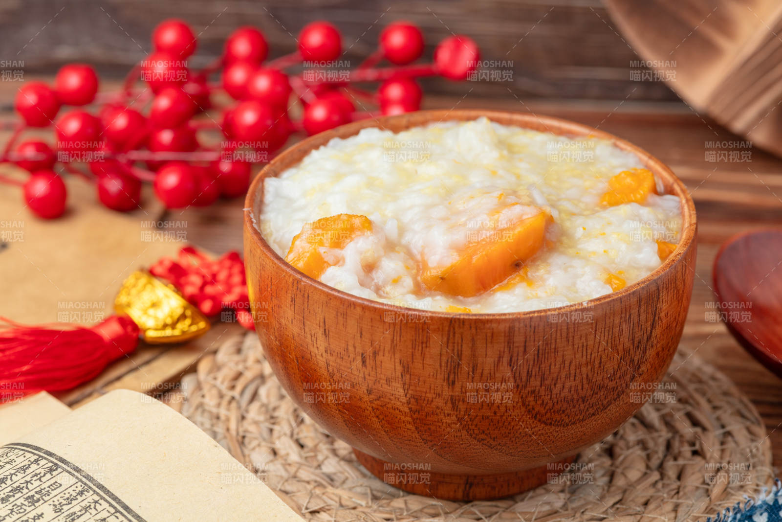 木碗小米红薯粥