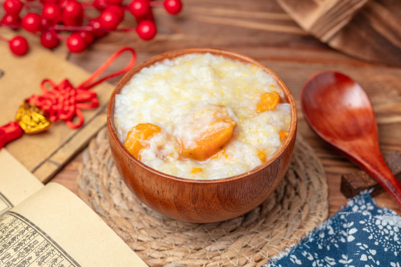 小米红薯粥配木碗