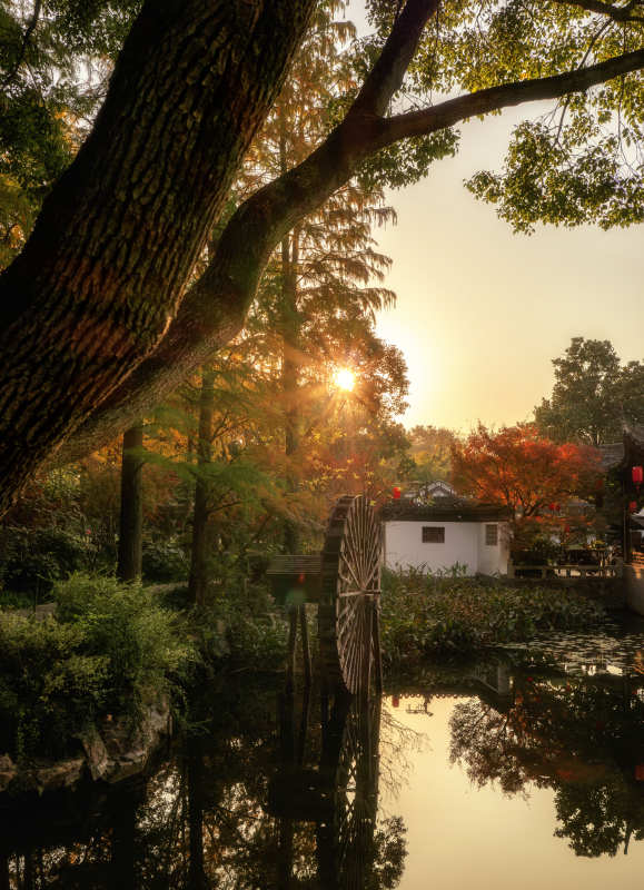 夕阳下的静谧水车