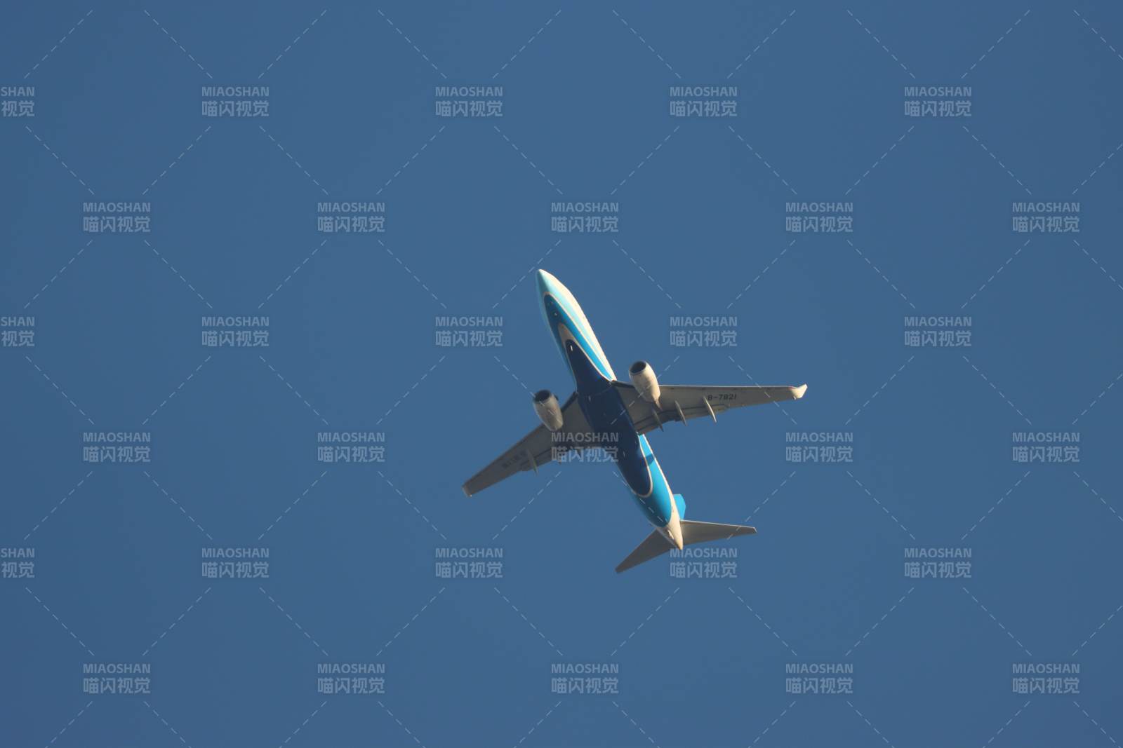 蓝天中的飞机翱翔