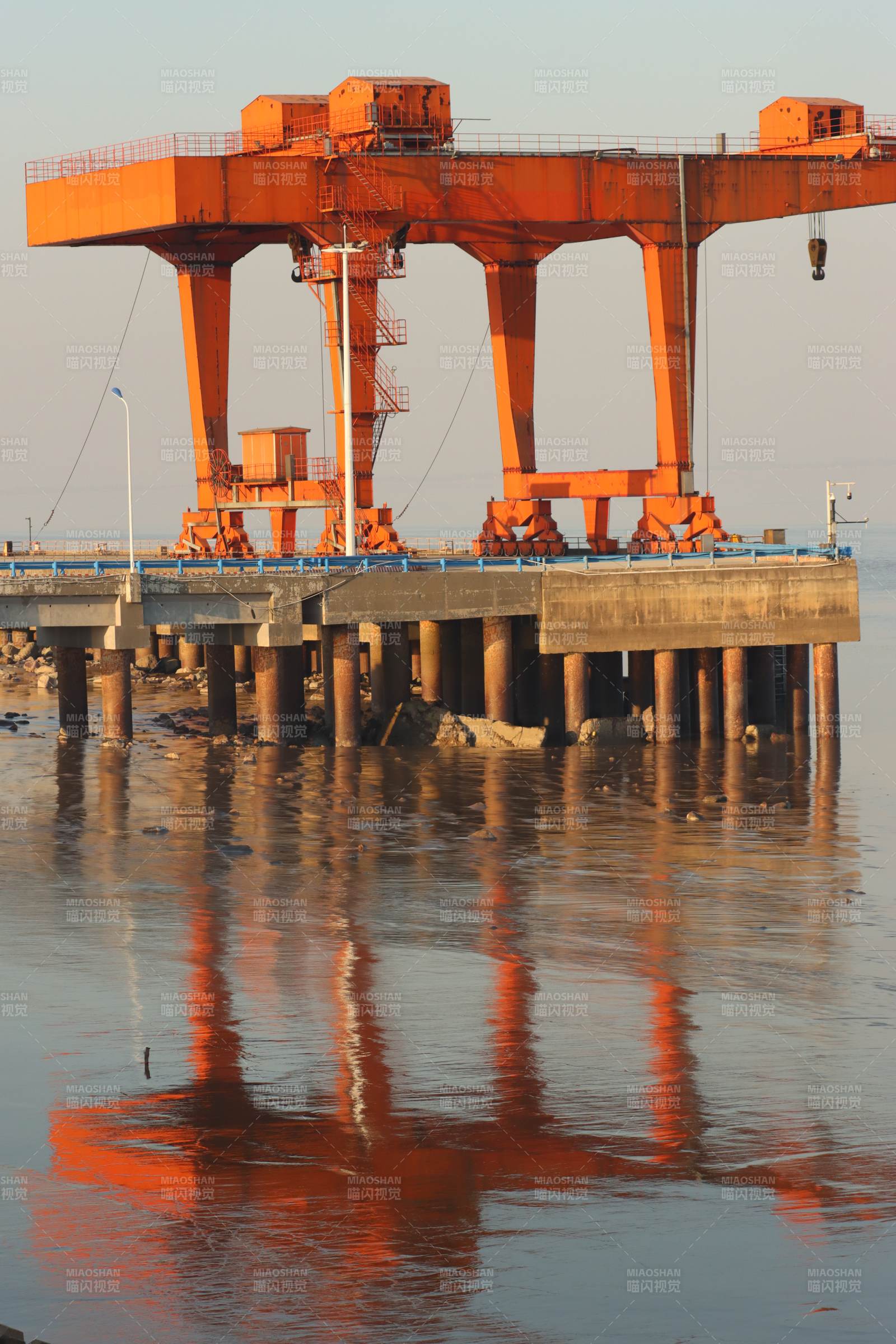 钱塘湿地公园钱塘江边橙色港口起重机倒影