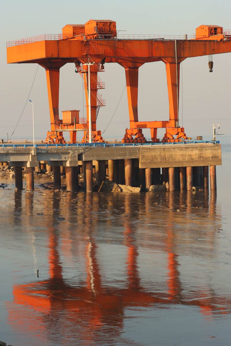 钱塘湿地公园钱塘江边橙色港口起重机倒影