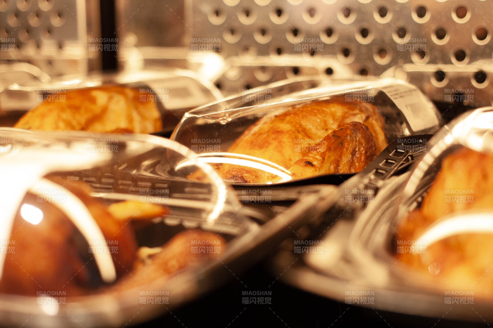 等着销在货架上的考鸡