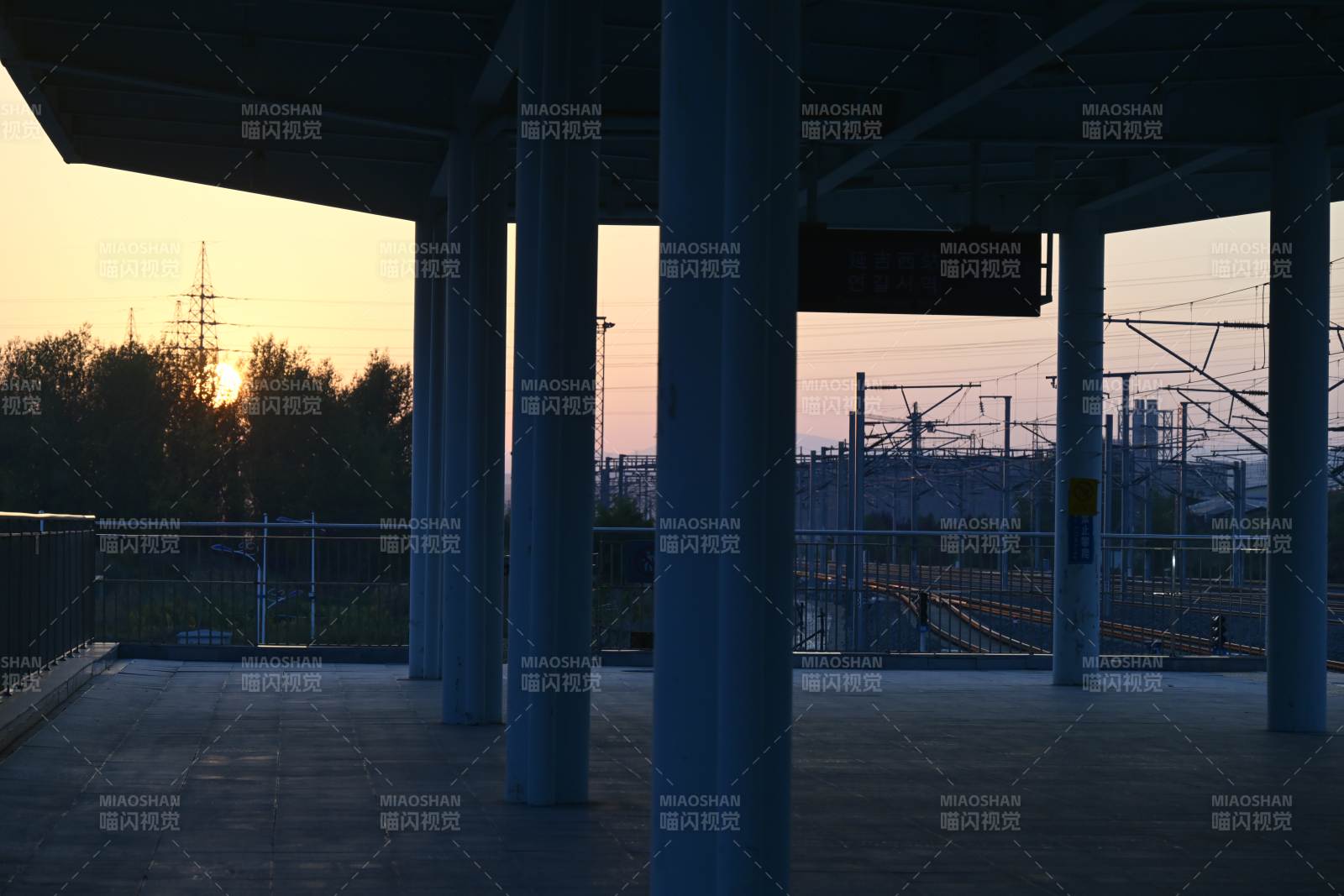 延吉西站黄昏站台静谧景