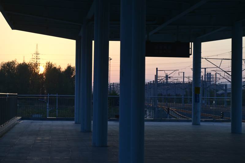 延吉西站黄昏站台静谧景