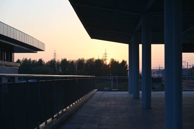 延吉西站黄昏廊桥静谧景