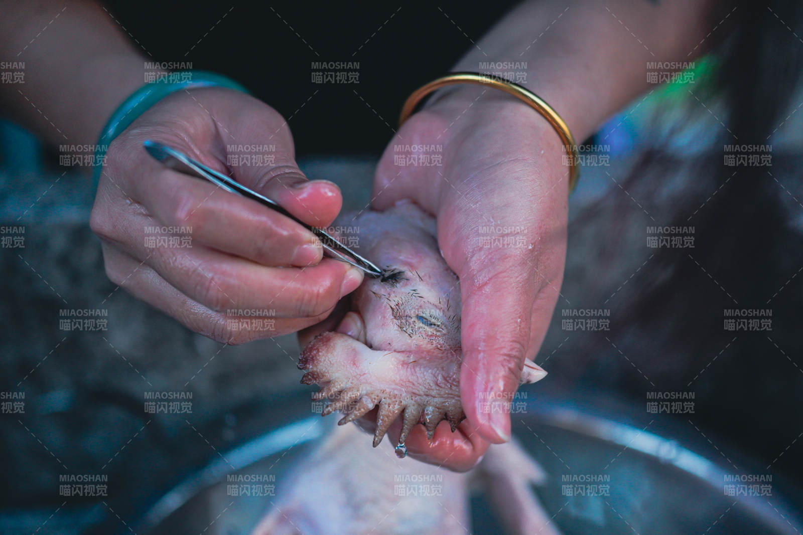 手剝雞頭細(xì)節(jié)特寫(xiě)