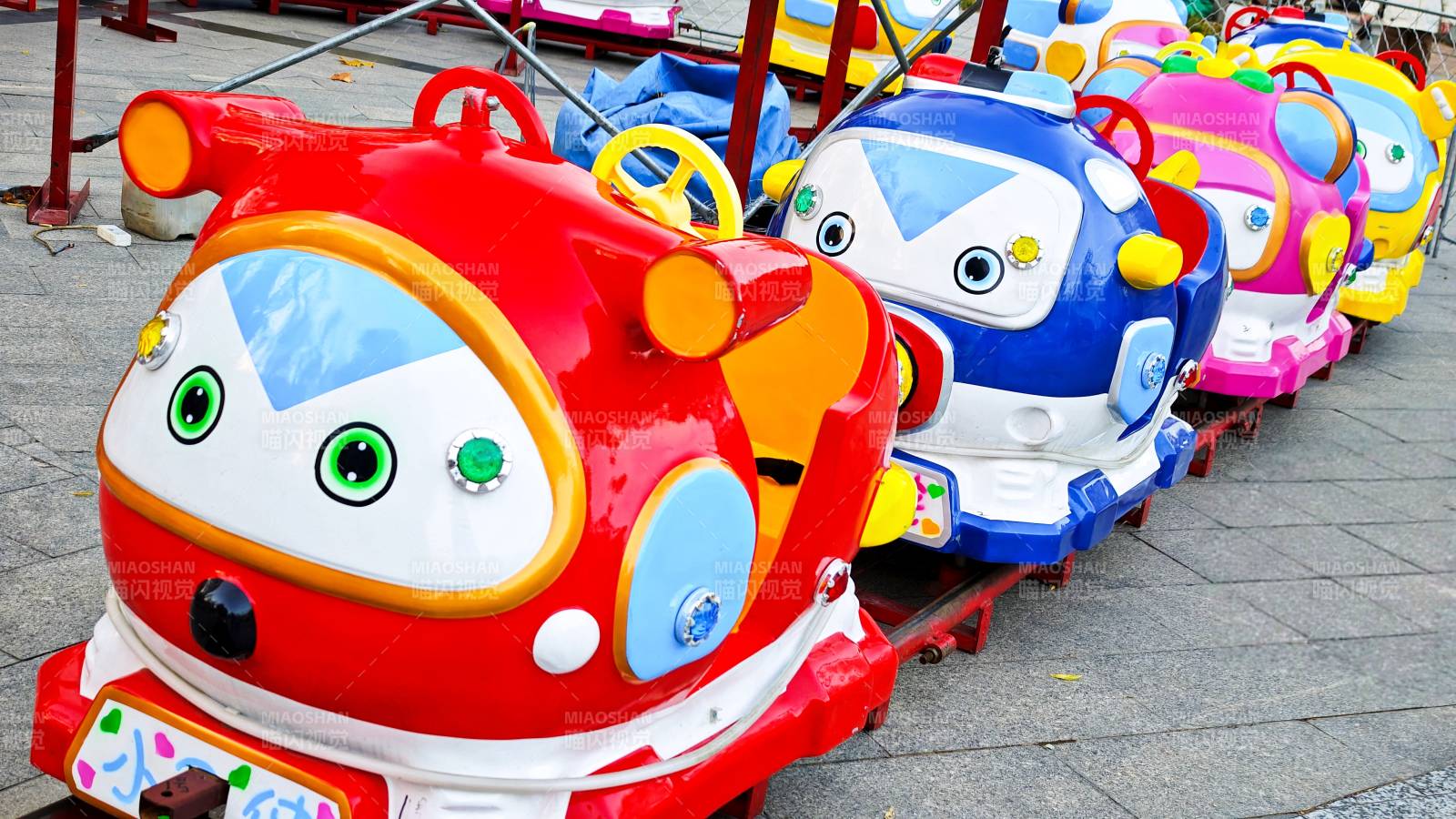 彩色儿童游乐车