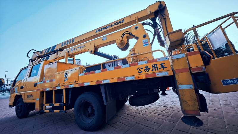 黄色公务吊车停靠