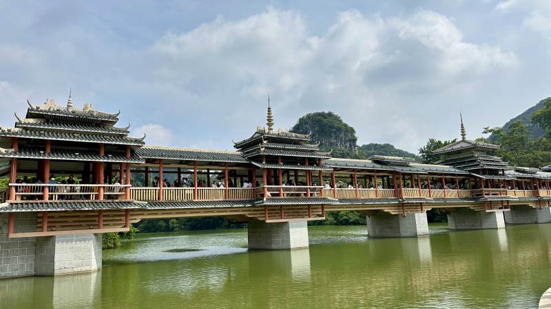 古桥横跨碧水柳州龙潭风雨桥