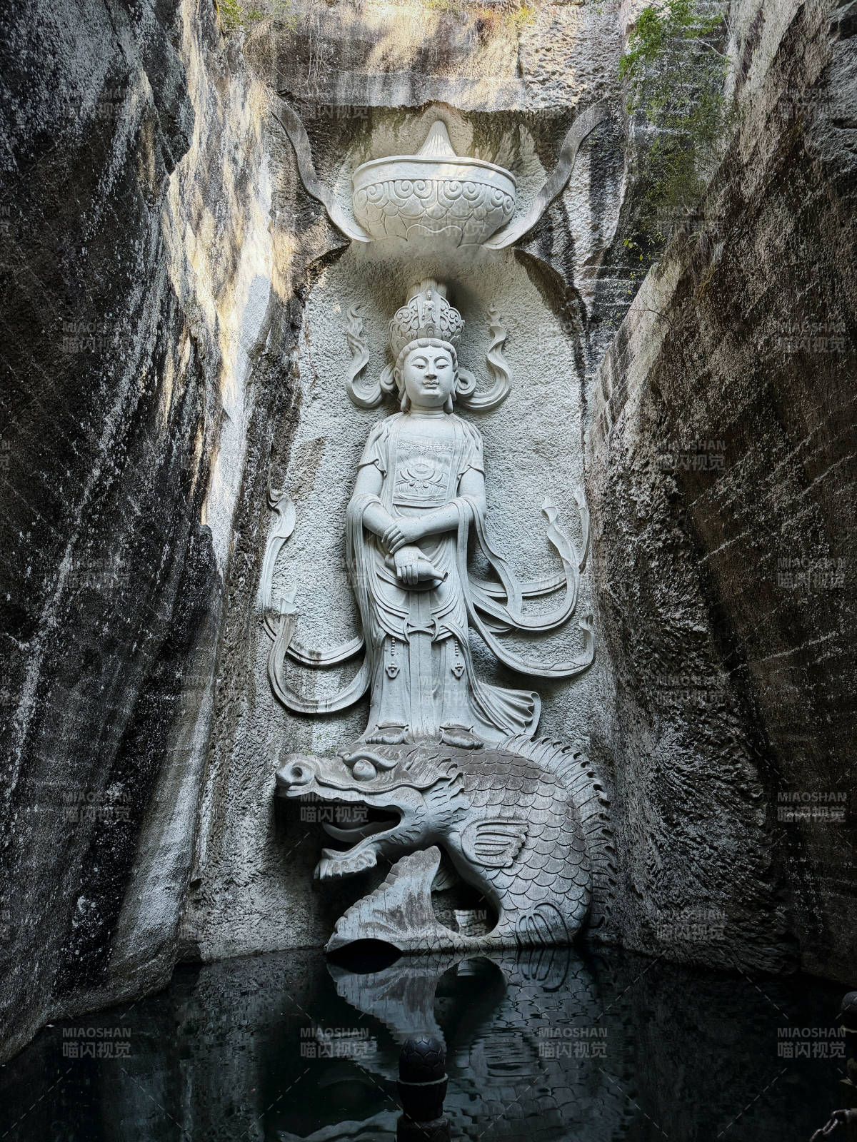 石窟佛像映水影