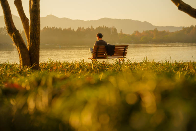 湖畔静思