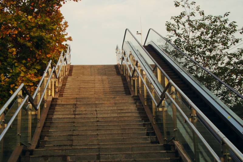 阶梯与扶梯并行