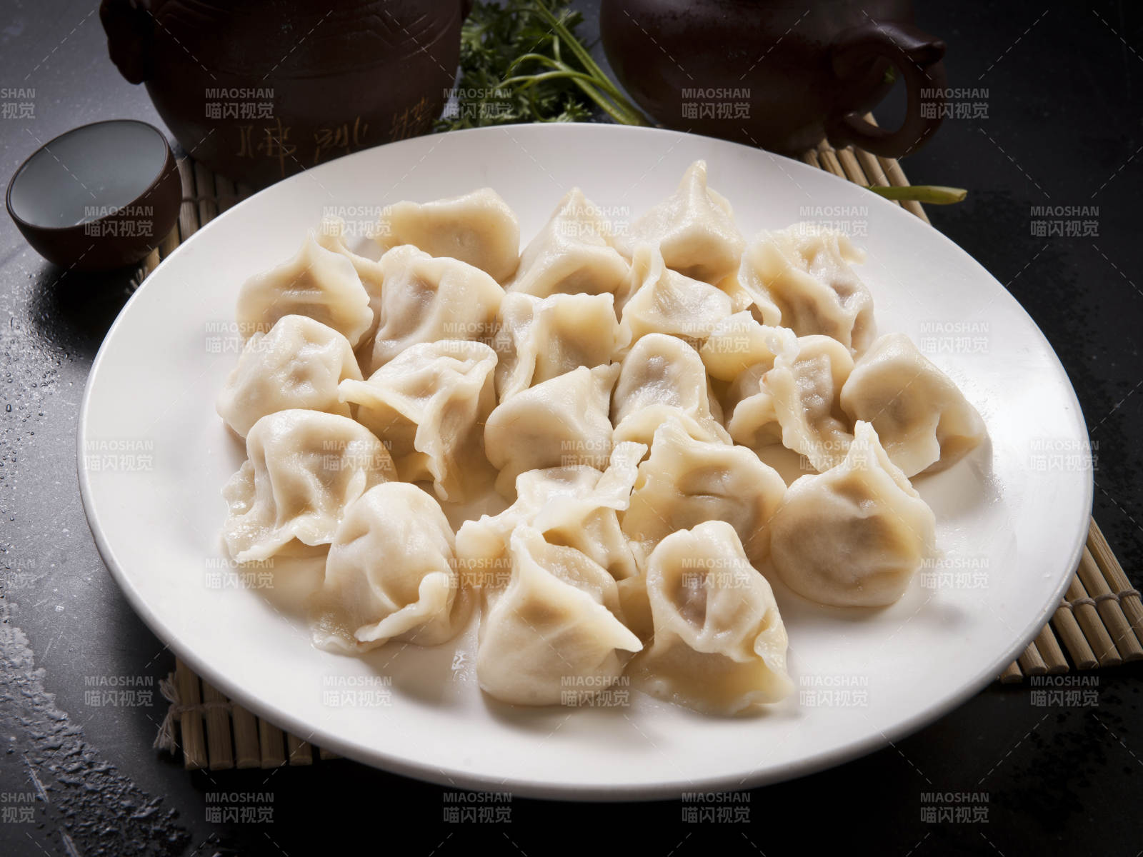 白色瓷盤裝的手工現包水餃